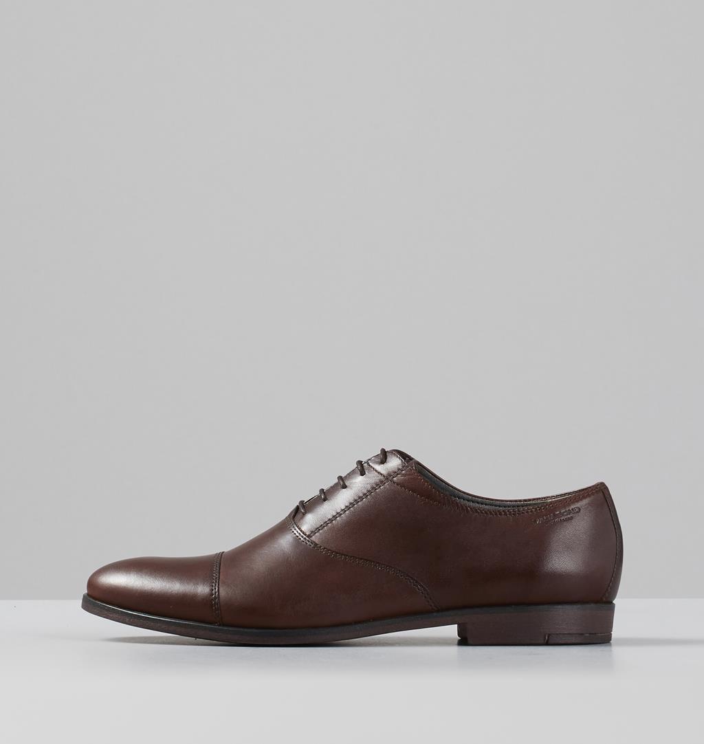 tan leather shoe