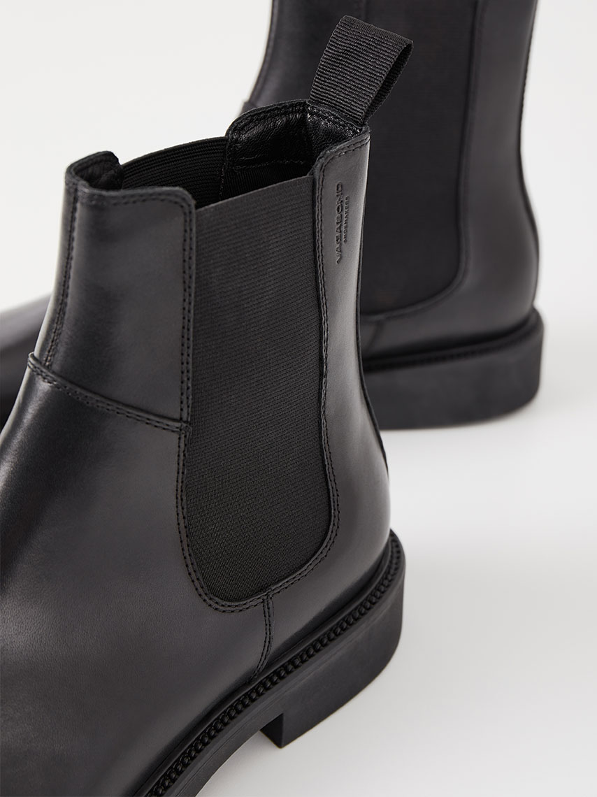 Jeff Chelsea boots in dark brown leather, with black side panels and outsoles.