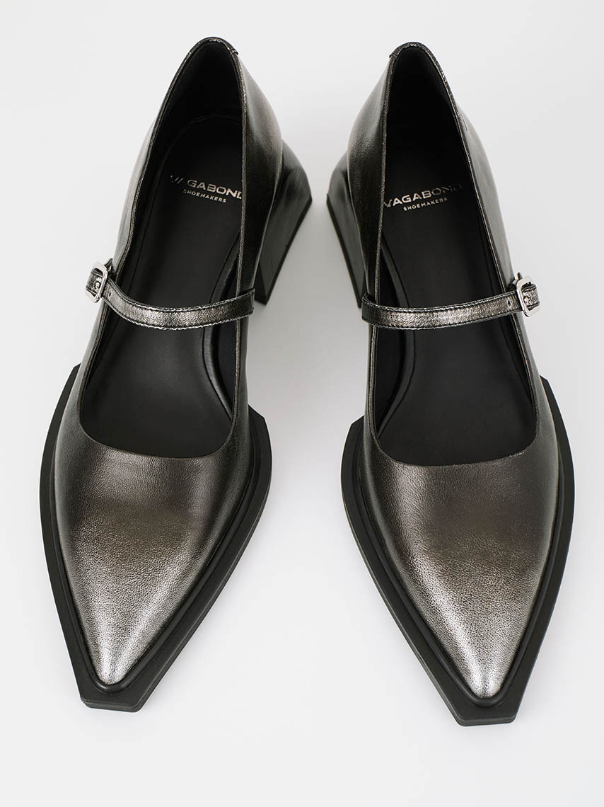 Chunky Mary Jane cipő Cosmo 2.0 fekete bőr, stílusosan bordázott fehér zoknival és fekete nadrággal