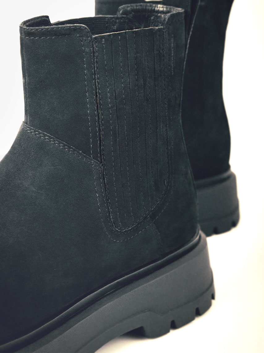 Boots in black nubuck.