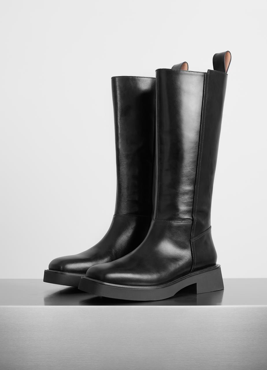 Carmen - Black Boots Woman | Vagabond